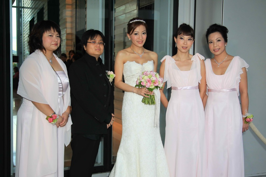 王殷廷2010年與交往三年的圈外男子結婚，兩人育有兩子。