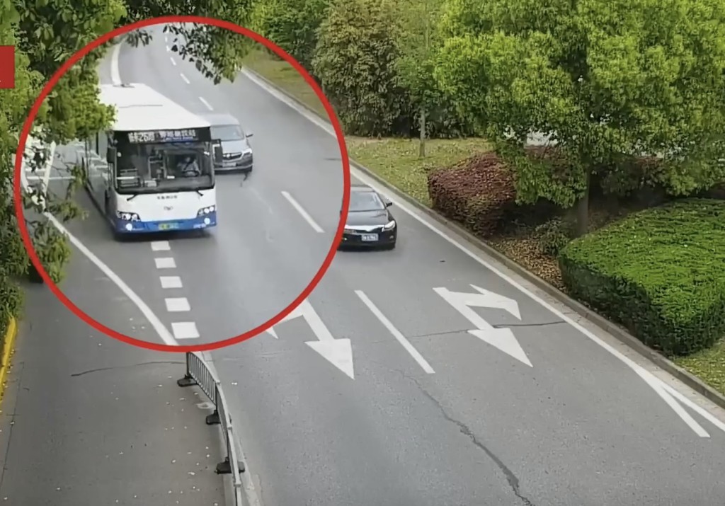 涉事網約車趁巴士轉線時撞上，製造「責任明確」、巴士必須負責的狀況。  上海市公安局