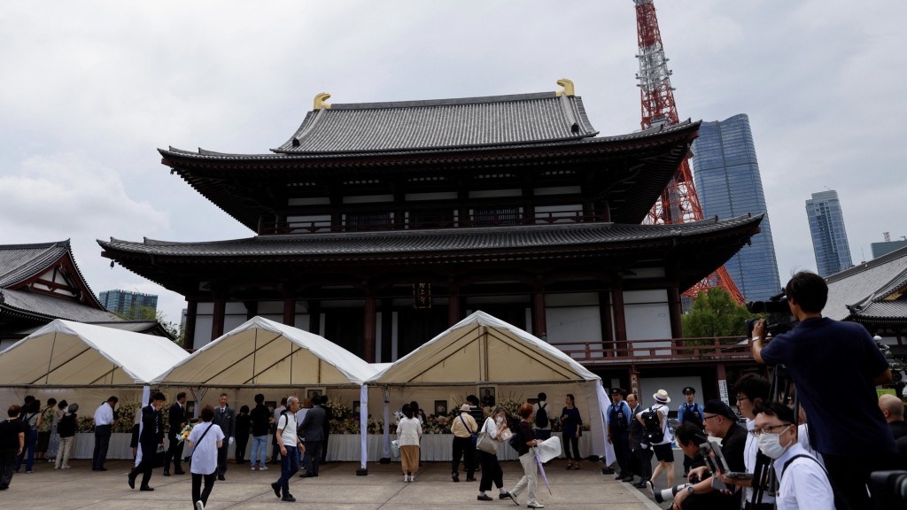民众到东京增上寺献花台悼念安倍晋三。 路透社