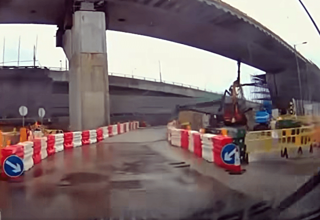 地盤工字鐵墮下一刻。fb：HongKong CarCam