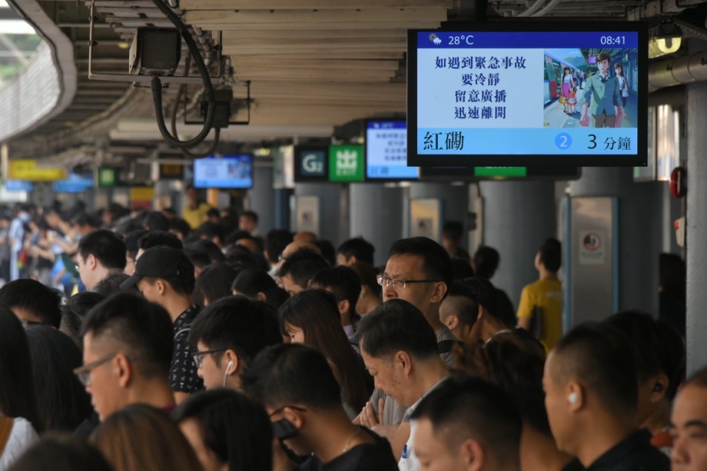 九龍塘站往紅磡方向的月台,擠滿大批乘客,逼滿整個月台。