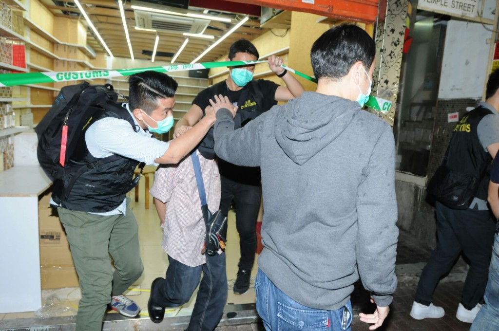 海關今在廟街進行掃蕩盜版行動。