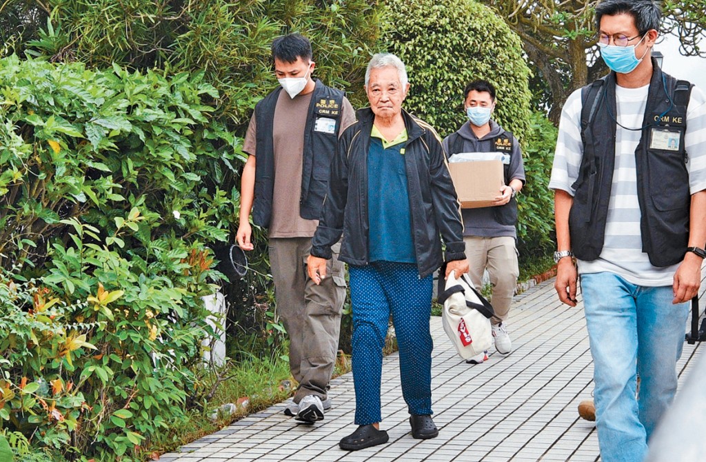 郭卓堅獲准保釋後，由探員陪同離開長洲警署。 