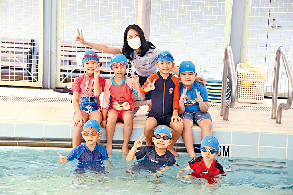 蔡曼筠（中）稱，疫情令學生欠缺校園生活和群體交流，期望通過游泳體驗課等活動，回應學生的成長需要。