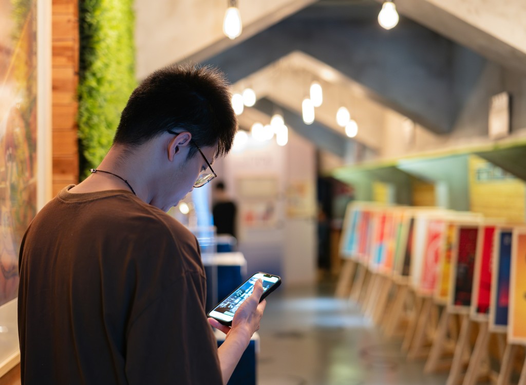 有港男表示向電訊商查詢如何重開號碼時,竟被告知除了要補交所有欠款外,更需要簽訂一份長達七年的新合約。(示意圖,非涉事人) 有港男表示向電訊商查詢如何重開號碼時,竟被告知除了要補交所有欠款外,更需要簽訂一份長達七年的新合約。(示意圖,非涉事人)