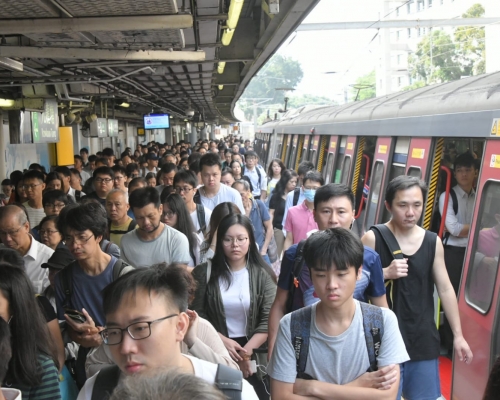 九龍塘站往紅磡方向的月台,擠滿大批乘客,逼滿整個月台。