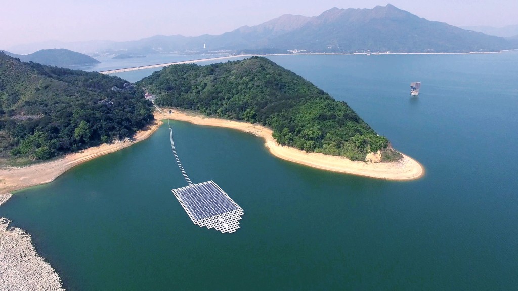 船灣淡水湖浮動太陽能板發電系統。水務署提供。