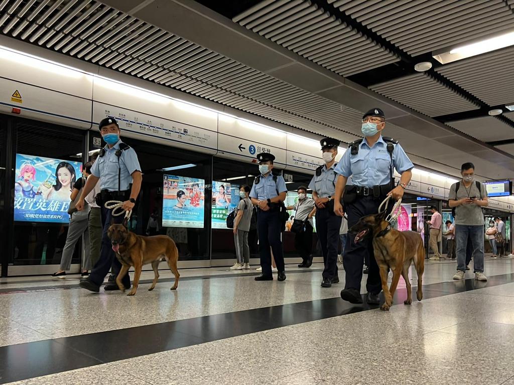 警方帶同警犬在各個港鐵站巡邏。
