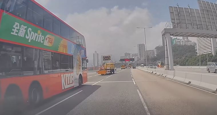 九巴行駛途中。​fb 車cam L（香港群組）  
