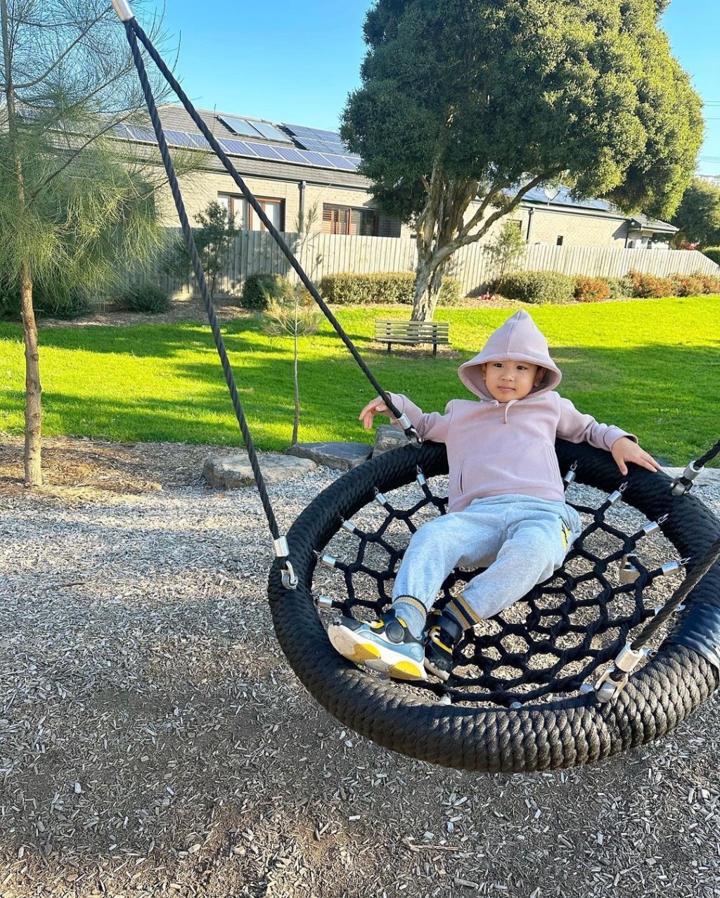 風和日麗跟兒子去公園玩。
