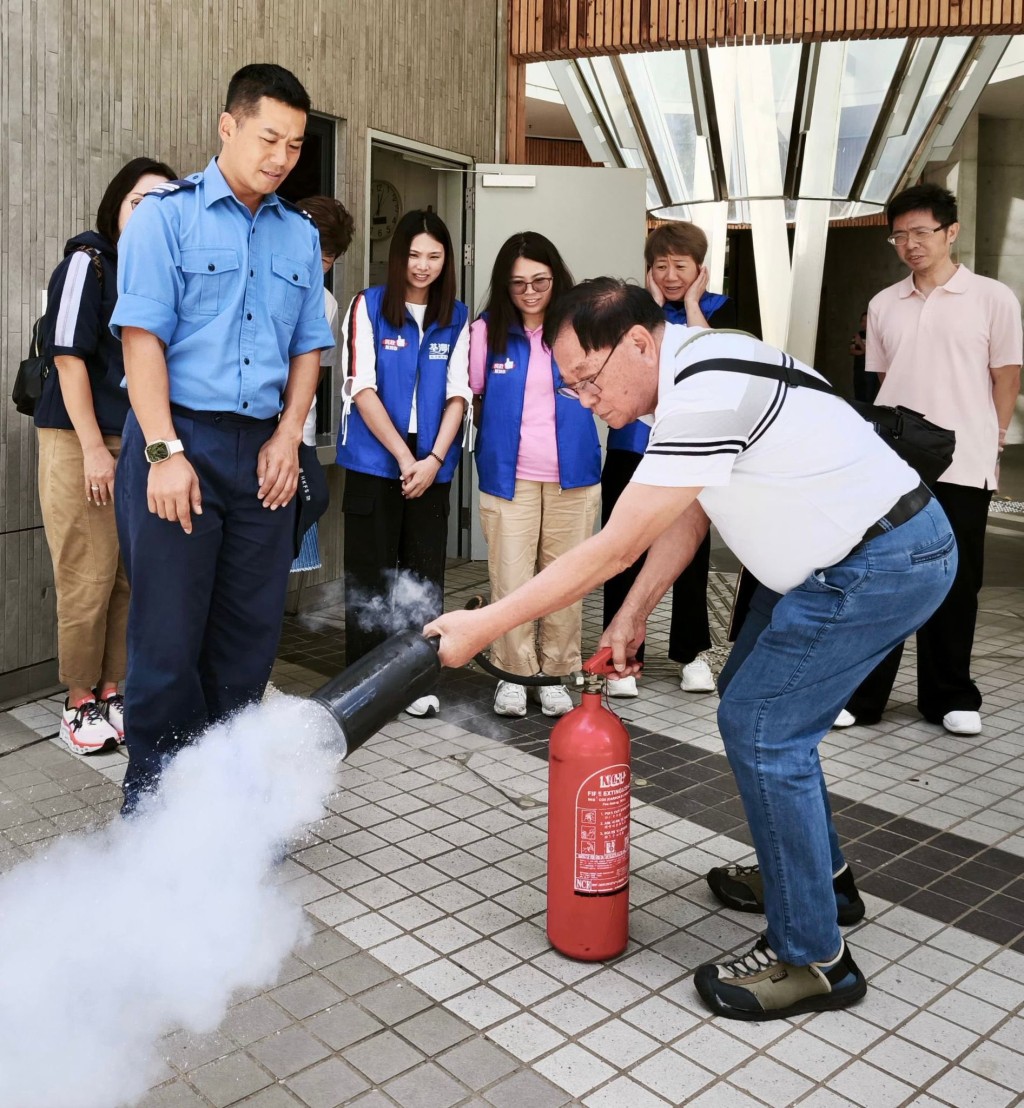 消防處聯同荃灣區防火委員會及關愛隊在今年暑假舉辦「關愛應急滿荃城」一系列防災應急活動。消防處FB圖片 消防處聯同荃灣區防火委員會及關愛隊在今年暑假舉辦「關愛應急滿荃城」一系列防災應急活動。消防處FB圖片