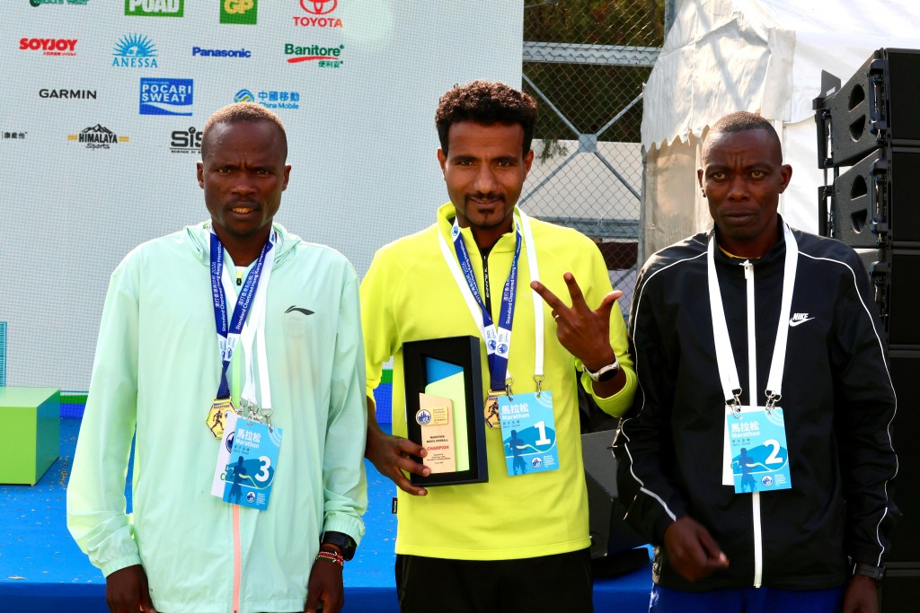 男子全马总冠亚季选手。徐嘉华摄