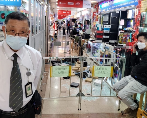 玻璃碎片及貨物散落一地。