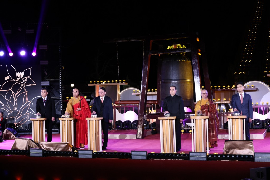 由左至右：香港江蘇社團總會會長姚茂龍、寬運法師、政務司司長陳國基、中聯辦副主任劉光源、淨因法師、中國建築國際集團主席張海鵬。