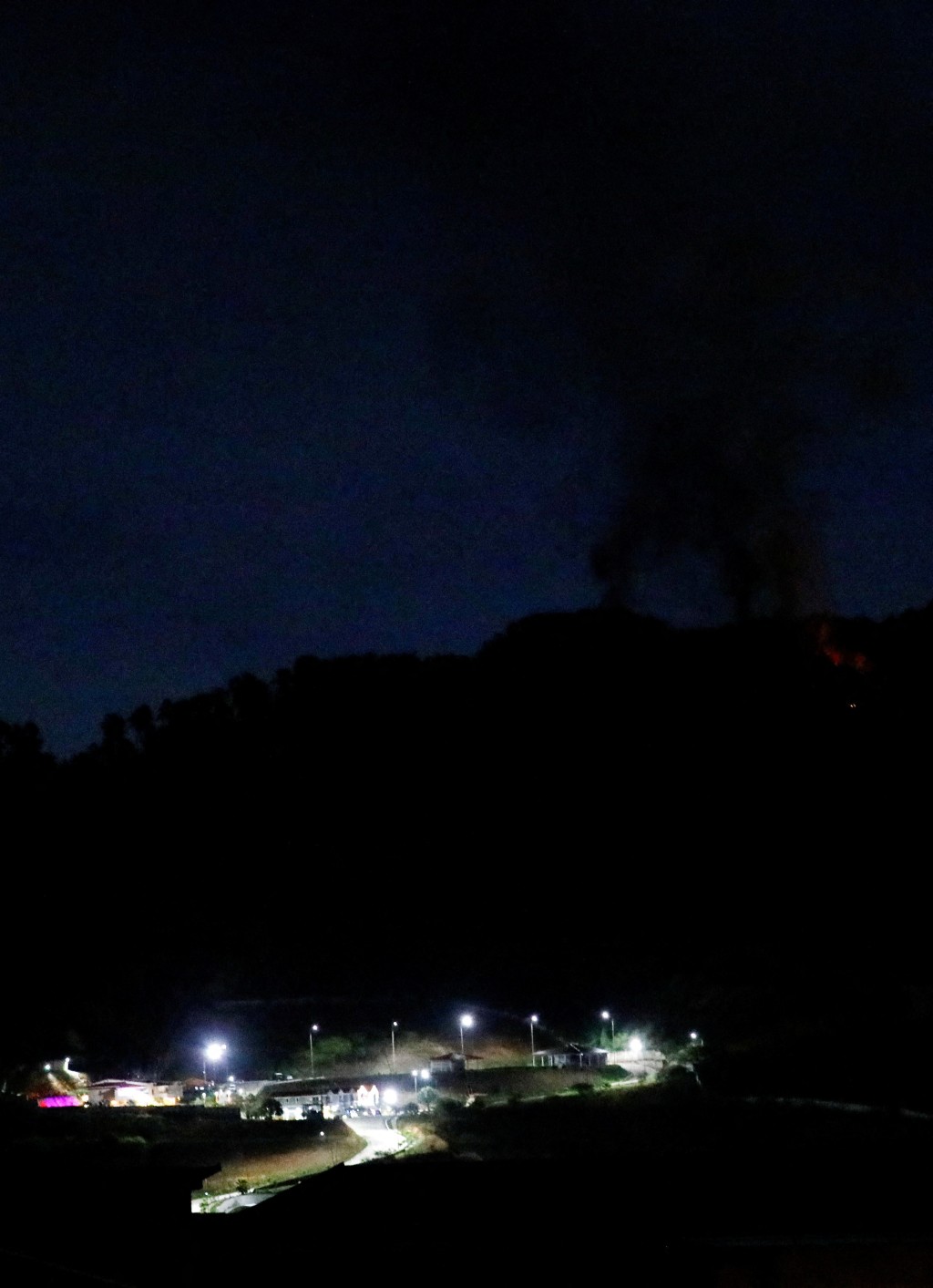 軍事區蒂烏納堡附近濃煙滾滾。路透社圖片