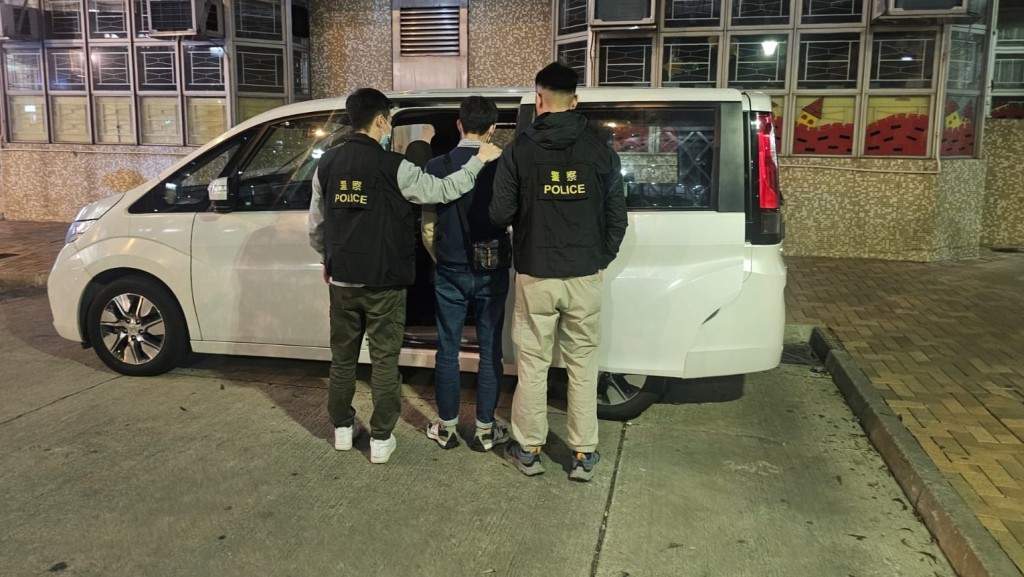 被捕男子帶署。