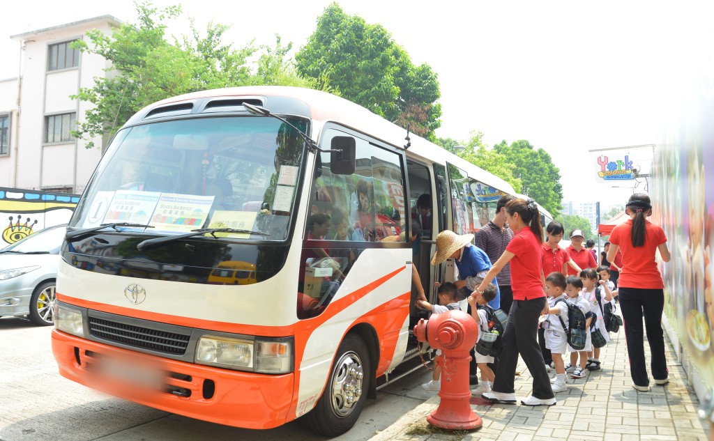 校巴業界憂加車費會變成「趕客」。資料圖片