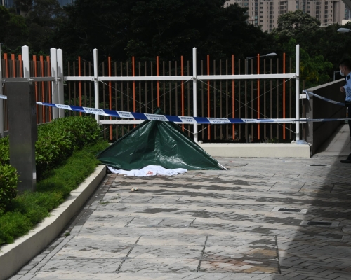 事主遺體由帳篷遮蓋。 梁國峰攝