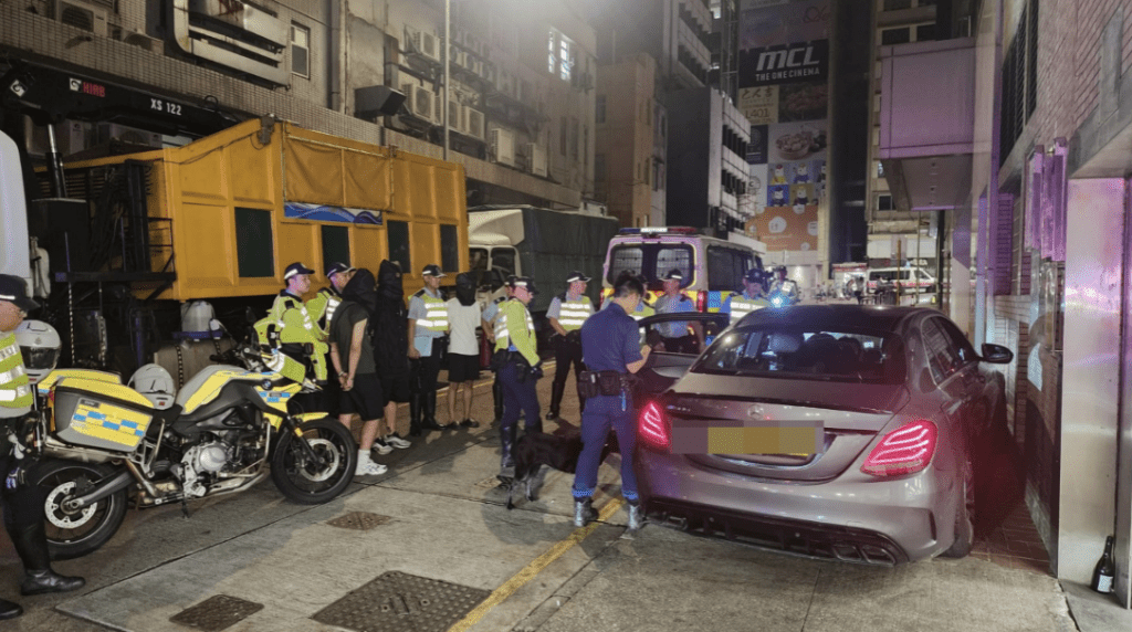 Benz疑似無路可逃,竟然剷上行人路,撞到垃圾站始停下來。黎志偉攝 Benz疑似無路可逃,竟然剷上行人路,撞到垃圾站始停下來。黎志偉攝