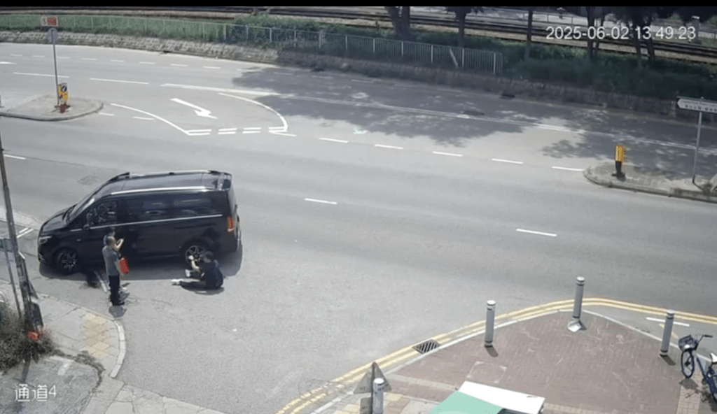 女子走向私家車司機,隔著玻璃窗哮叫:「喂,撞到人喎,報警呀!車到隻腳!」 女子走向私家車司機,隔著玻璃窗哮叫:「喂,撞到人喎,報警呀!車到隻腳!」