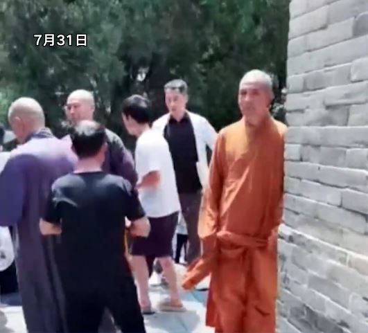 有內媒直播期間意外捕獲少林新住持印樂法師。第一財經