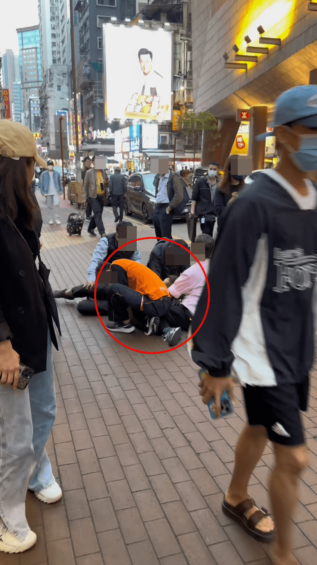 影片開頭見到一名穿著花衫男子，被撳在地上。