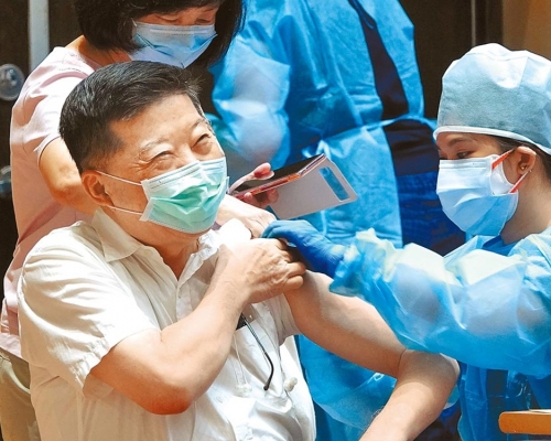 台灣批准緊急使用及生產高端疫苗。中時圖片