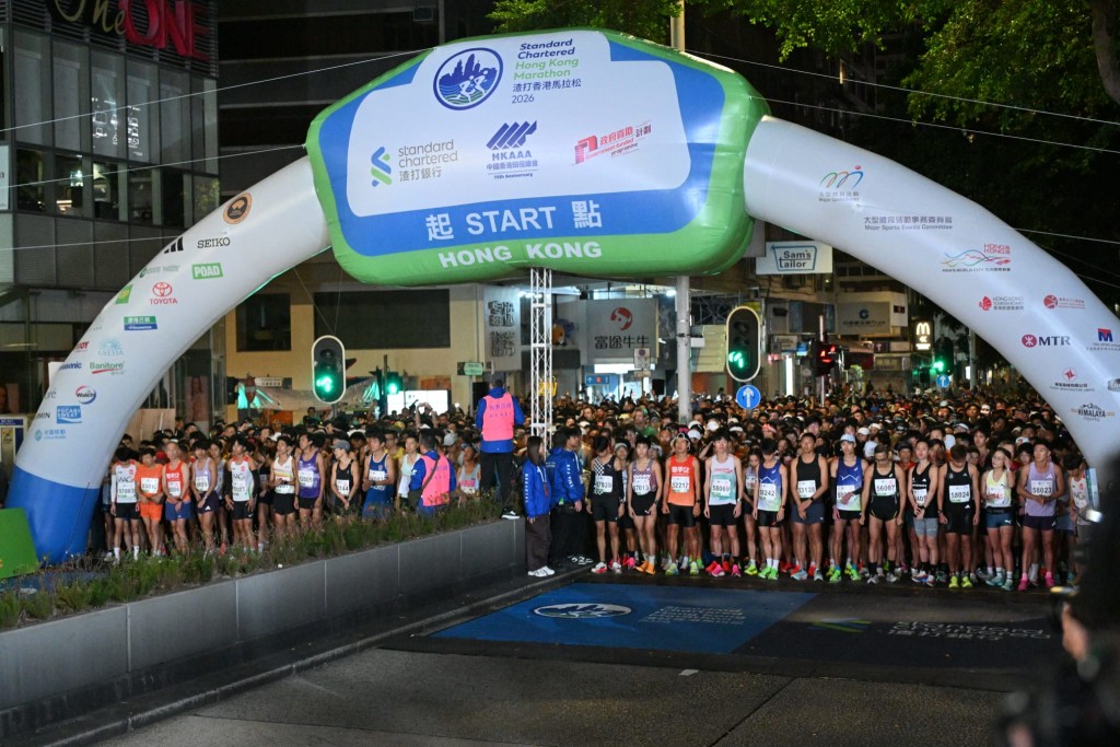 半馬挑戰組及10公里挑戰組，於清晨5時30分起步。蘇正謙攝