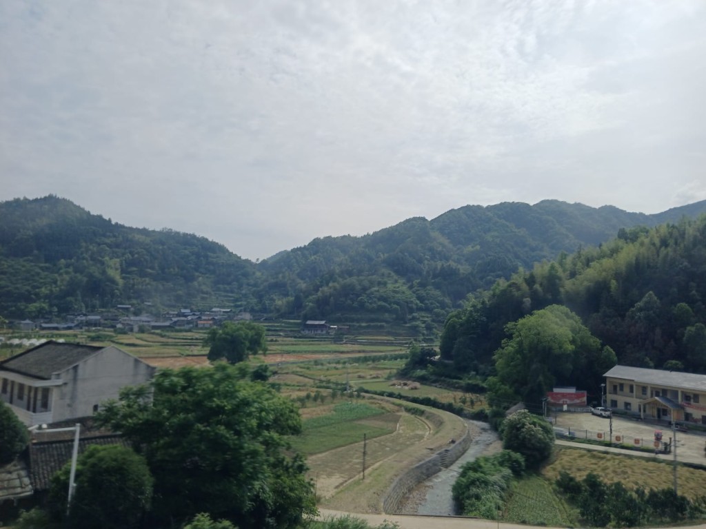 高鐵車窗外的農村景色。
