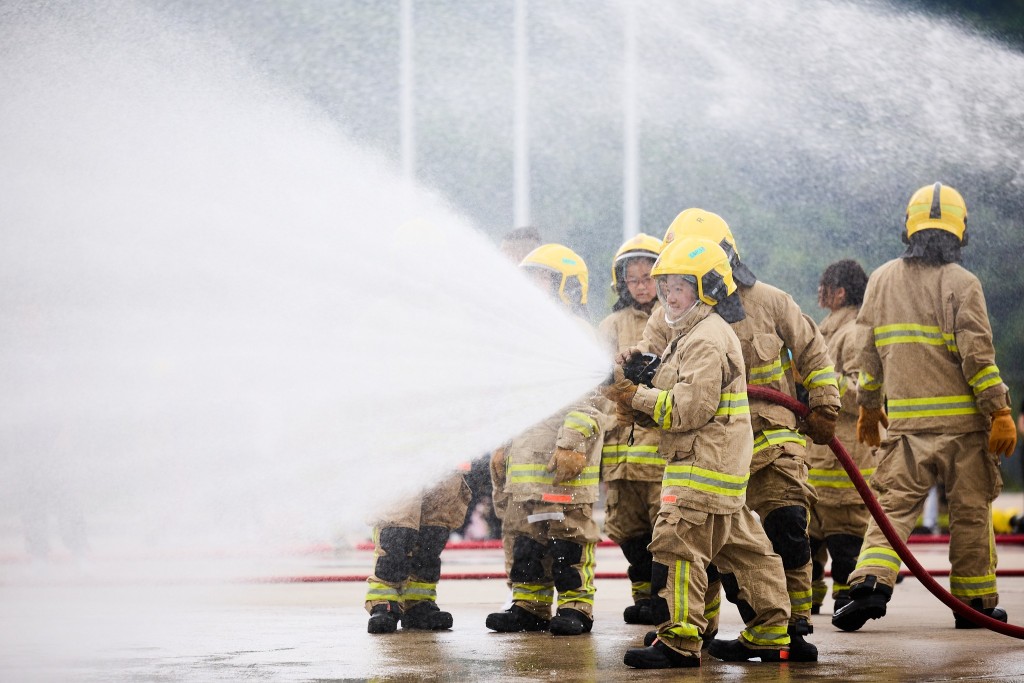 学员体验消防员灭火工作。香港律师会facebook图片