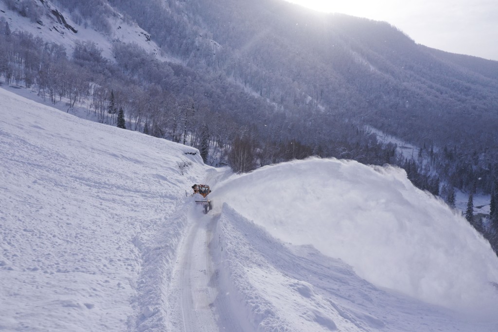 新疆喀纳斯景区早前因有2人在指定范围外滑雪，导致小型雪崩。(新华社)