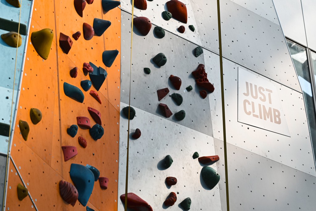 大部分的攀岩館都提供課程，可以學習基本的攀岩技巧和安全知識。