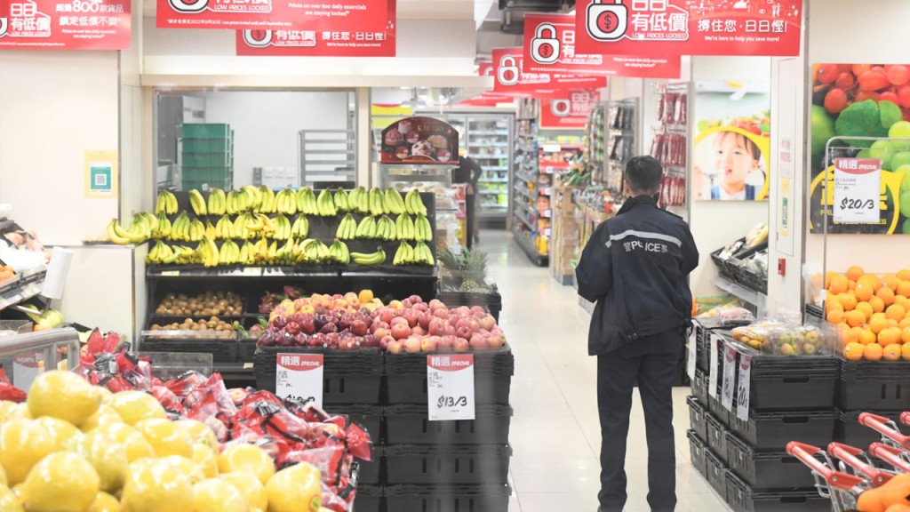 警員在超市調查。