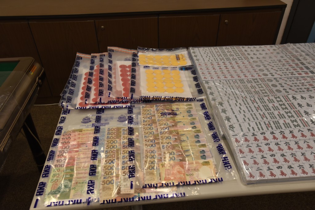 行动中，警方检获32张麻雀枱、62副麻雀、约值11万元的现金及筹码。