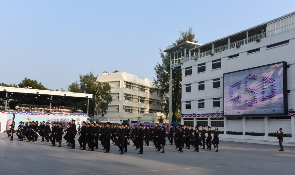 会操中惩教署仪仗队与结业学员以整齐步伐拼出不同图案。黄文威摄