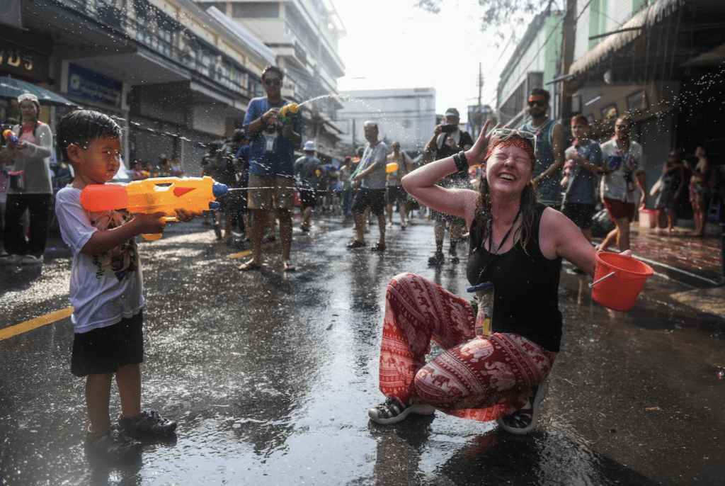 一年一度的潑水節是泰國人一年中最快樂的節日，同時吸引全球各地遊客前往當地朝聖。路透社