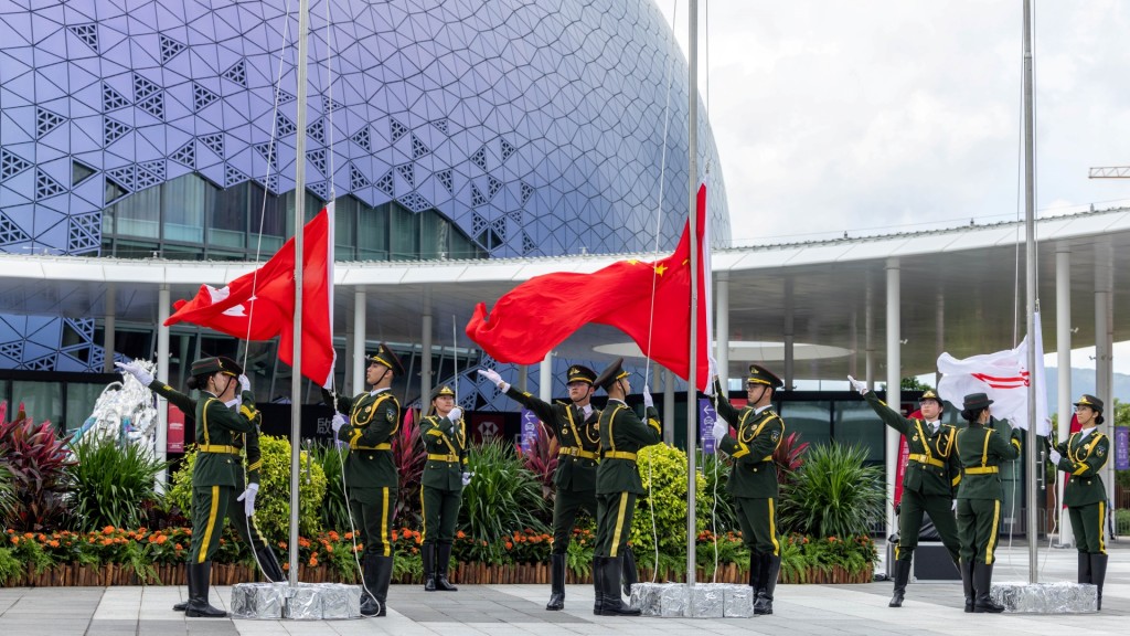 在清徹響亮的歌聲中,升旗手振臂一揮,中華人民共和國國旗在國歌奏唱中冉冉升起,現場氣氛莊嚴而肅穆。 在清徹響亮的歌聲中,升旗手振臂一揮,中華人民共和國國旗在國歌奏唱中冉冉升起,現場氣氛莊嚴而肅穆。