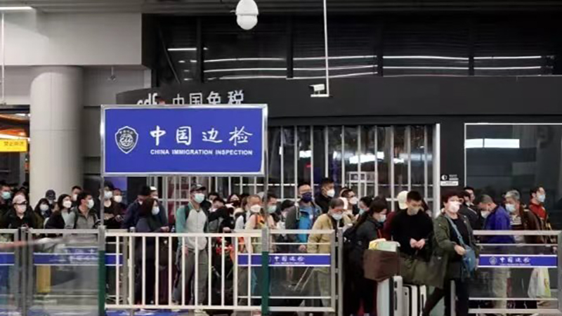 廣東有序恢復受理審批出國旅遊護照申請。 微博圖