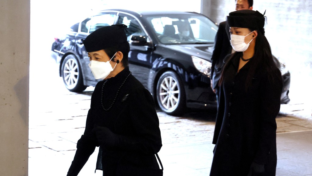 承子女王與母親久子妃抵達武道館出席前首相安倍晉三的國葬儀式。 路透社