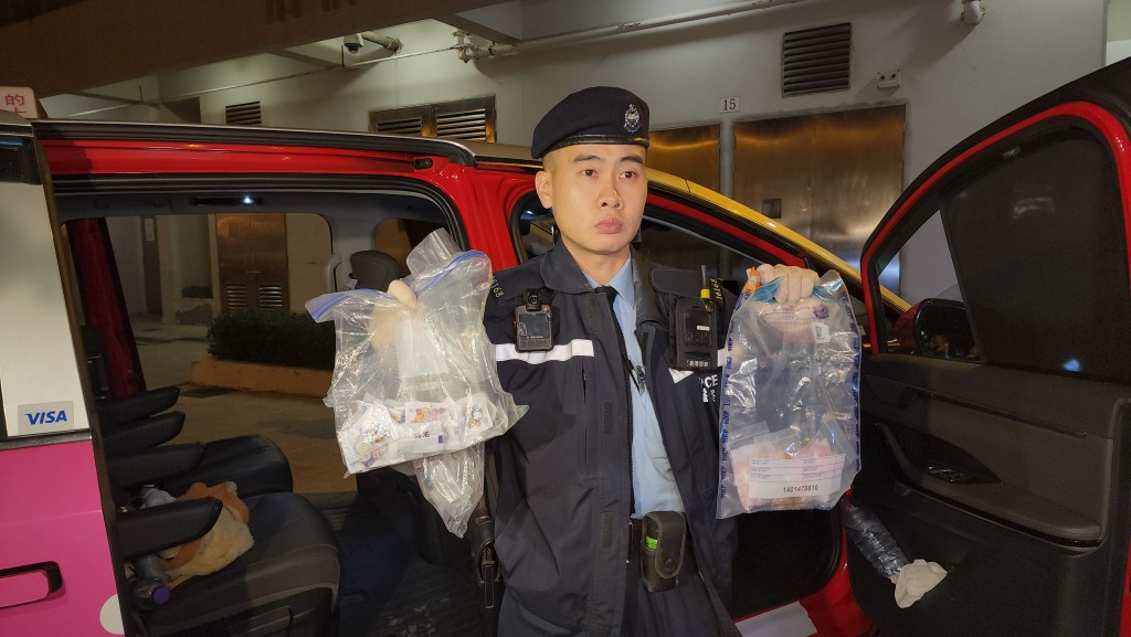 人員在後座一名女乘客身旁檢獲一批懷疑毒品。