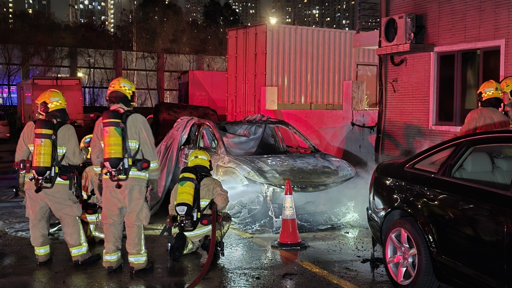 廈村停車場電動車起火，消防到場將火撲熄。