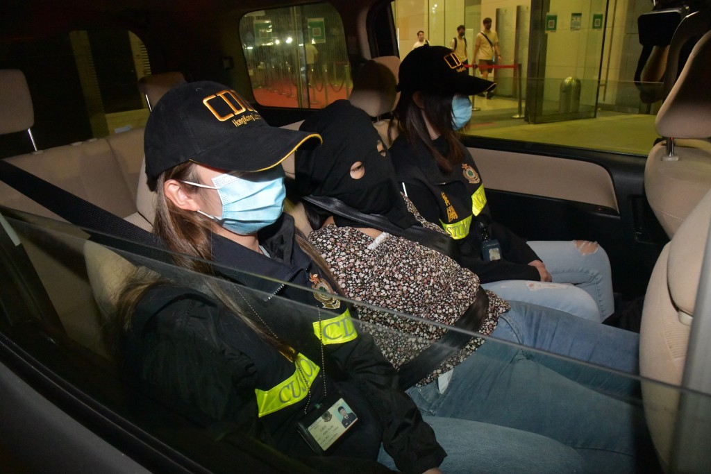 海关拘捕两名女子。