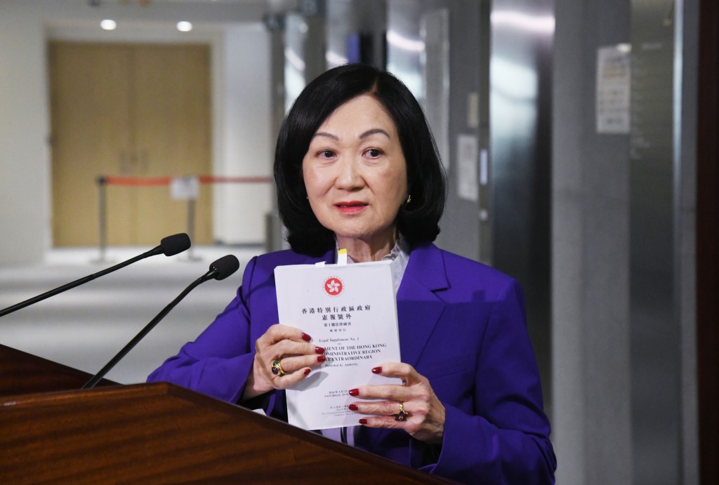 行會召集人、委員會委員葉劉淑儀表示,很高興政府很迅速地將行會制定的規例交到立法會。 行會召集人、委員會委員葉劉淑儀表示,很高興政府很迅速地將行會制定的規例交到立法會。
