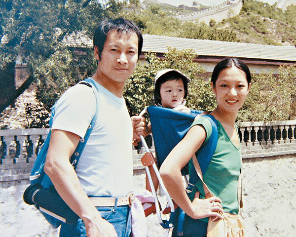 75年,岳華與恬妮結婚,誕下一女兒梁曉暉。而對女兒疼愛有加的他,曾在訪問中表示,年輕時曾想為女兒添弟妹,但因女兒哭着說不,故決定放棄再生育。(《東周刊圖片》)