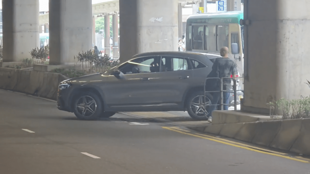 黃竹坑私家車逆線剷路險撞途人 司機無視警車繼續行駛 網民拍片連呼「嘩」。Facebook 車cam L（香港群組）影片截圖
