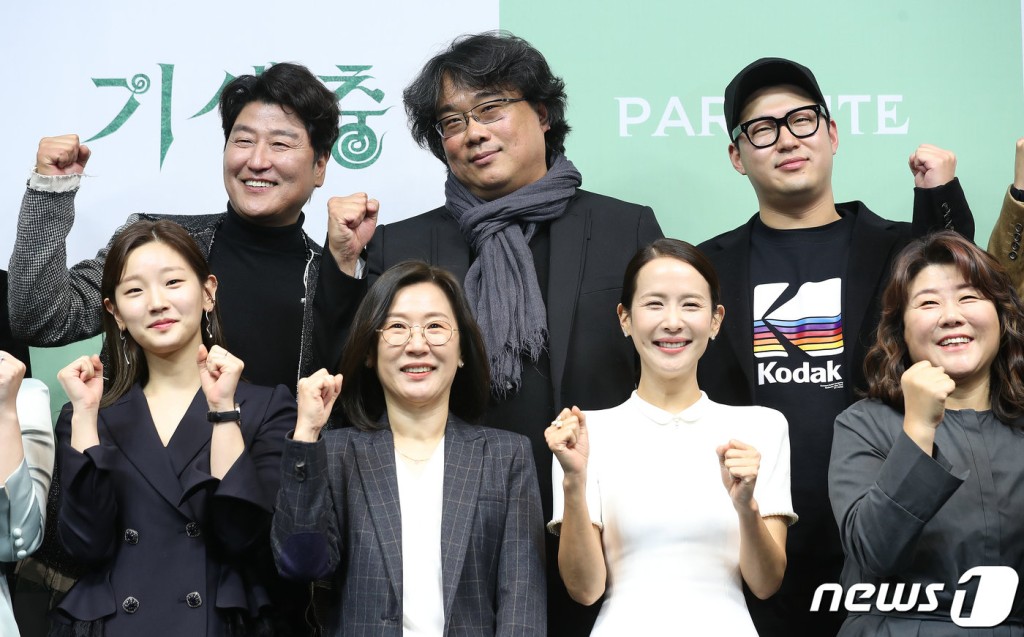 奉俊昊與《上流寄生族》演員見記者。