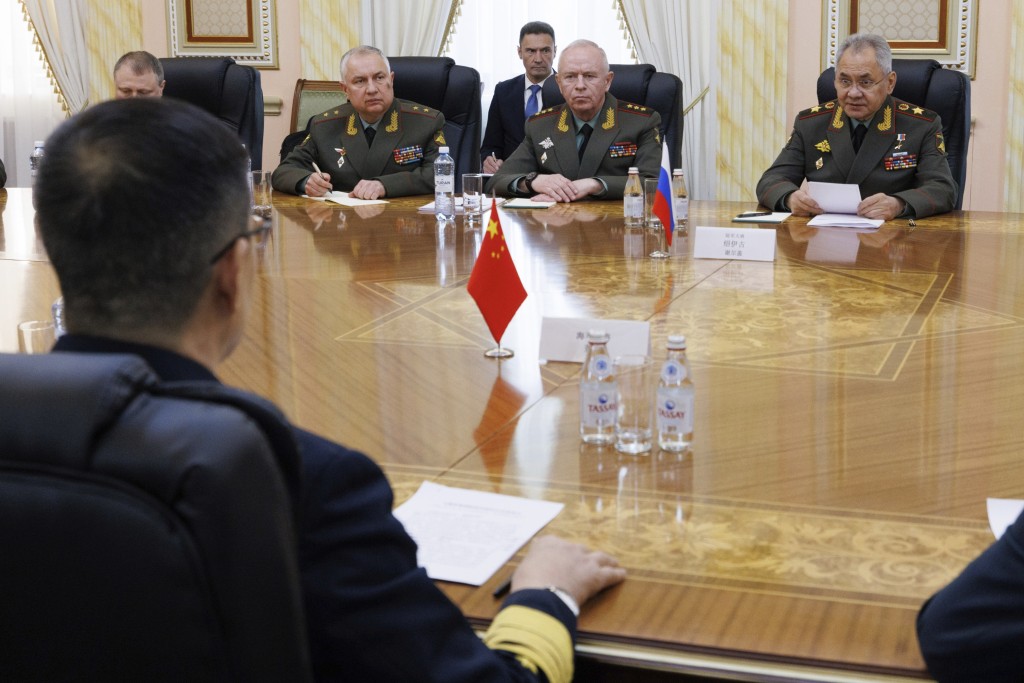 国防部长董军在哈萨克出席上海合作组织成员国防长会议期间，与俄罗斯防长绍伊古会谈。 AP