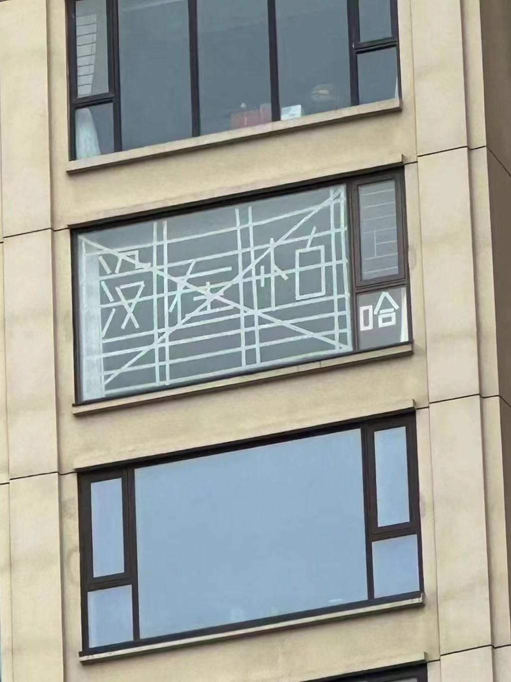 市民在玻璃窗上贴上胶纸。（微博）