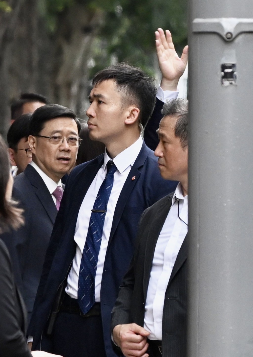 夏寶龍離開時向傳媒揮手後登車離去。劉駿軒攝 夏寶龍離開時向傳媒揮手後登車離去。劉駿軒攝
