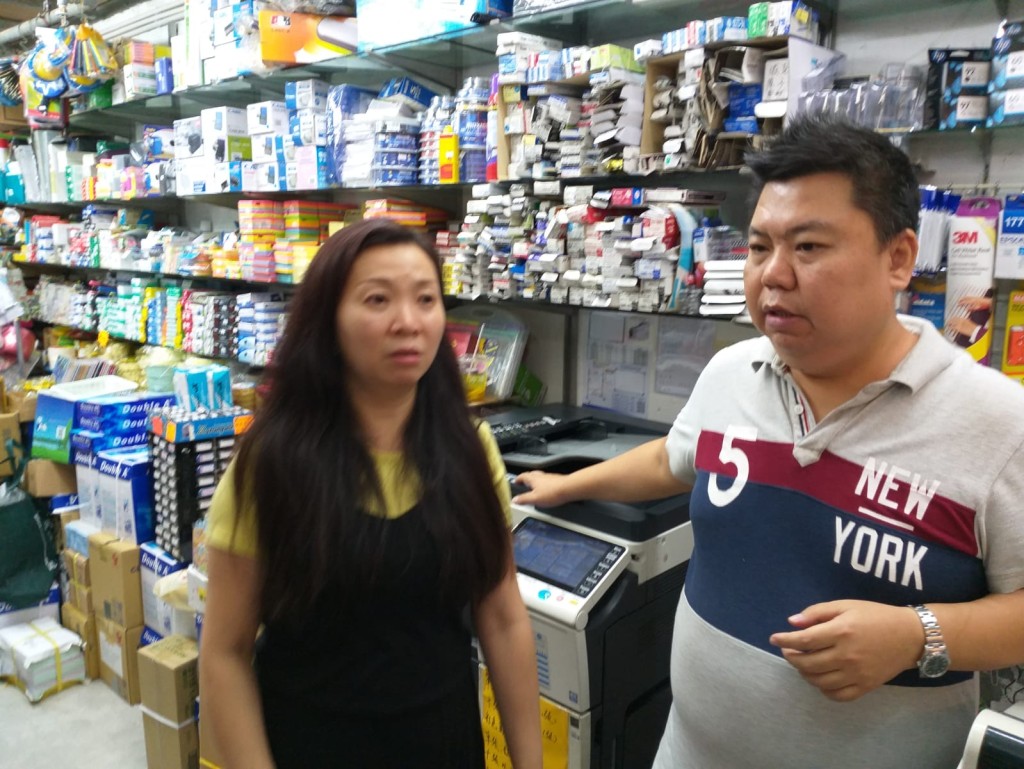 文具舖老闆葉先生及其妻子